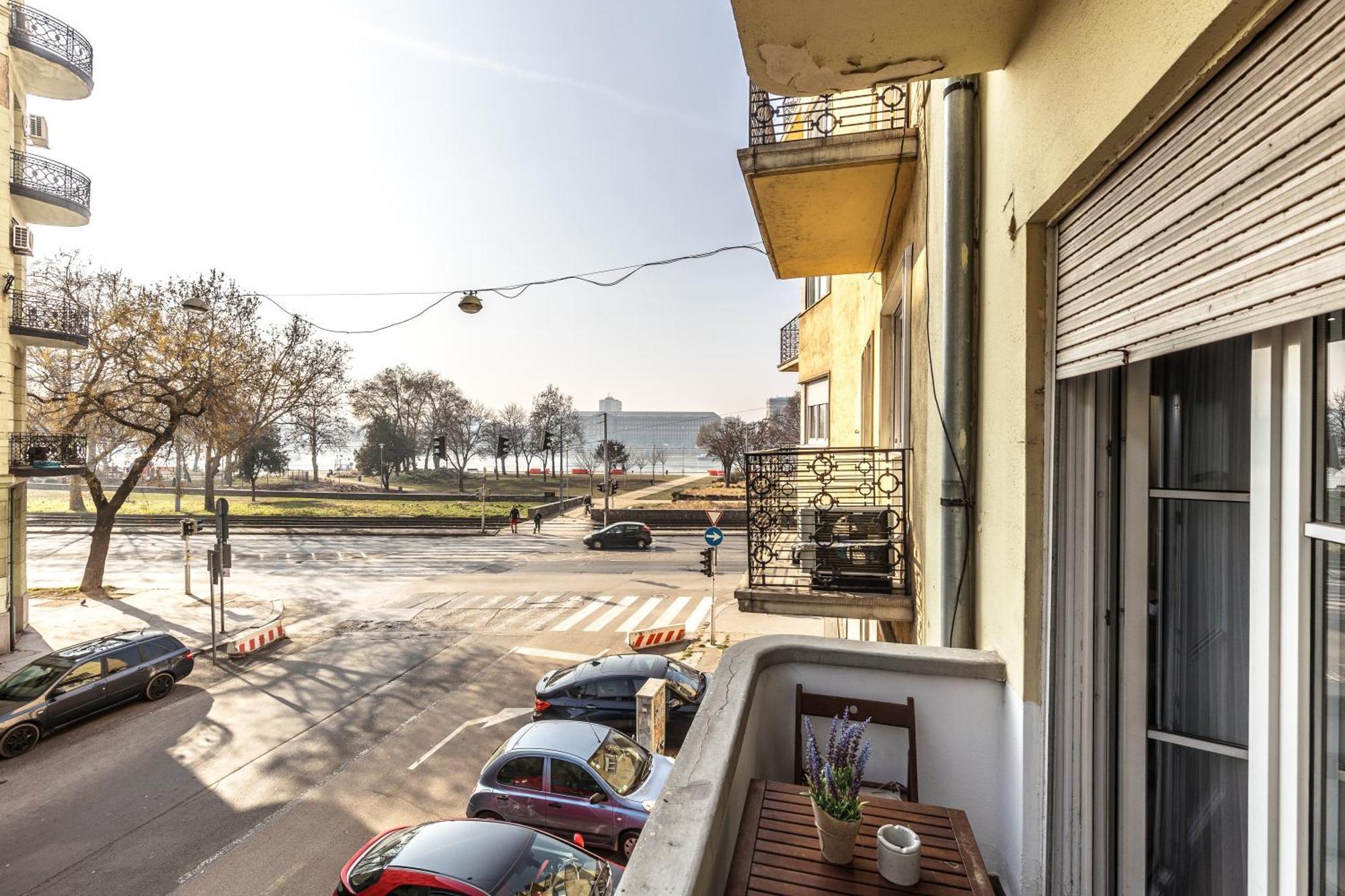 Bright & Spacious Riverside Apartment With Balcony Budapest Bagian luar foto