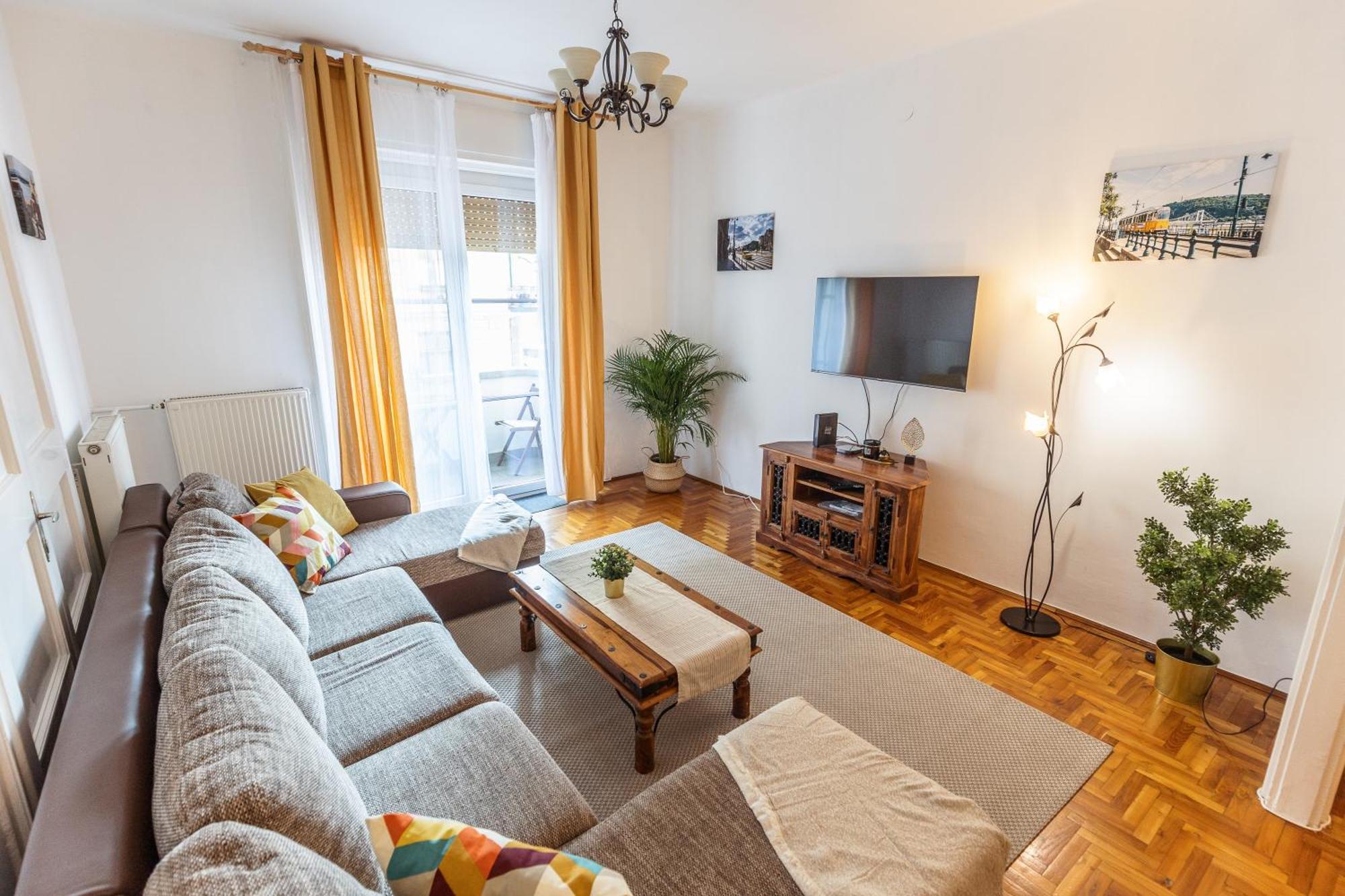 Bright & Spacious Riverside Apartment With Balcony Budapest Bagian luar foto