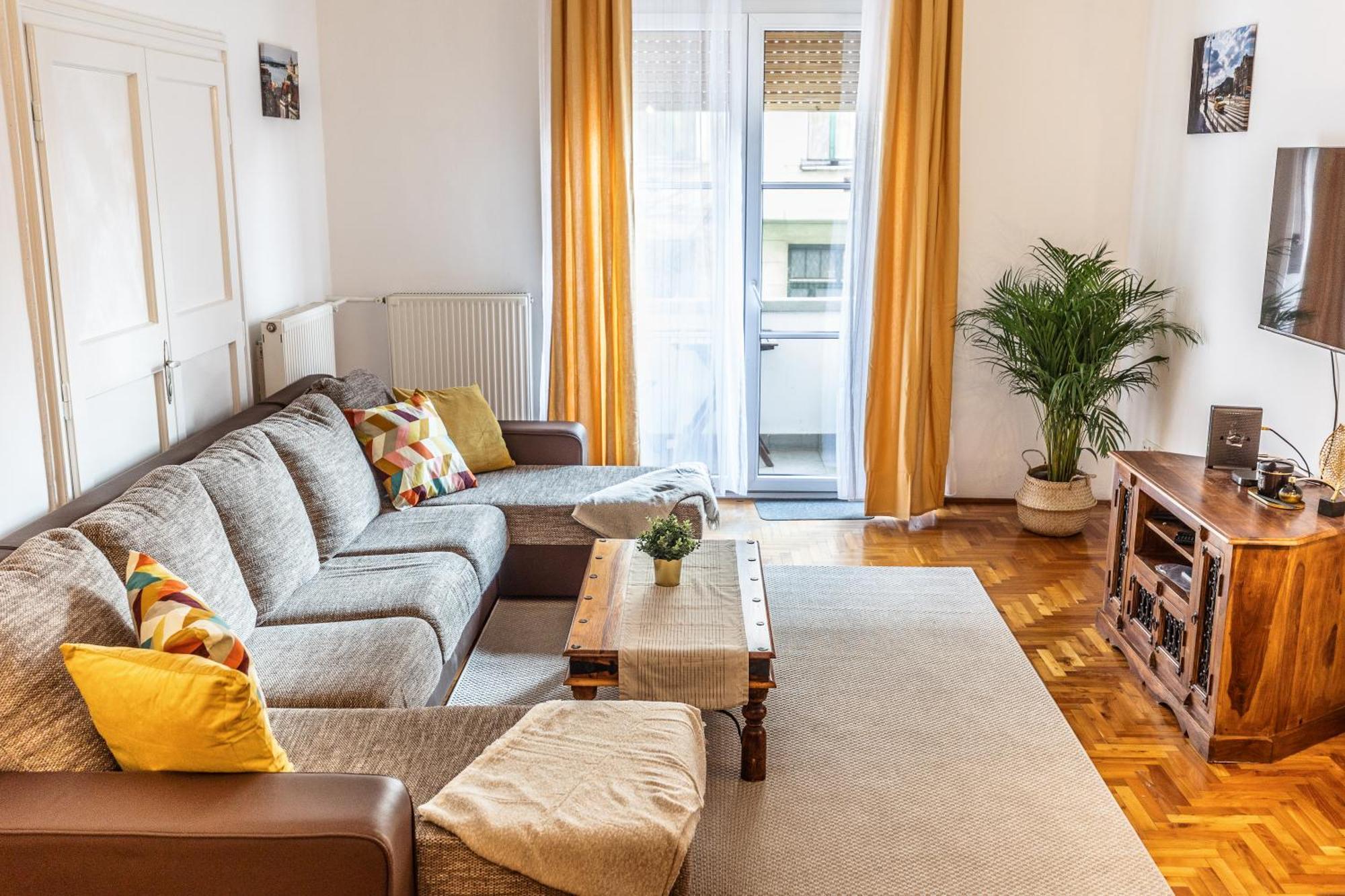 Bright & Spacious Riverside Apartment With Balcony Budapest Bagian luar foto
